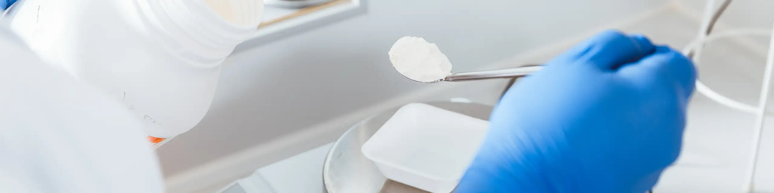 abwiegen-von-gammzahlen-labor-ausschnitt